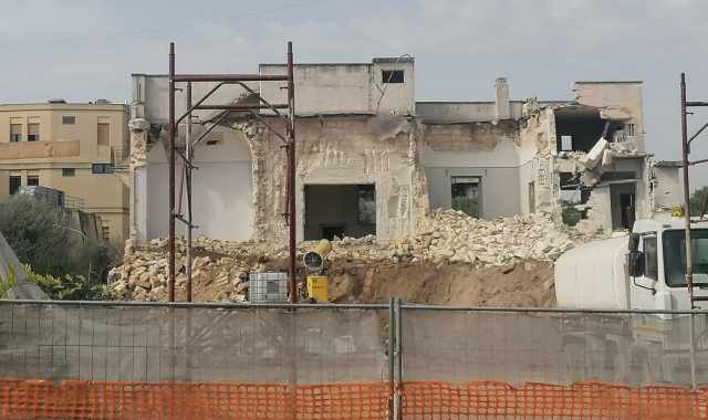 Bari, Villa Vera: ripresi i lavori per la demolizione dell'edificio liberty di via Amendola